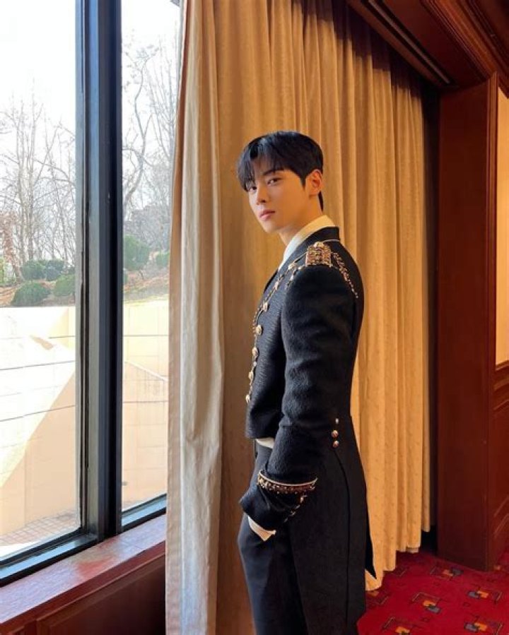 Actor Lee Jong Suk Can't Stop Praising ASTRO's Cha Eunwoo For His Work
