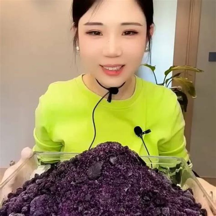 ASMR eating on YouTube "Life with MaK" star Makenna Kelly puts viewers
