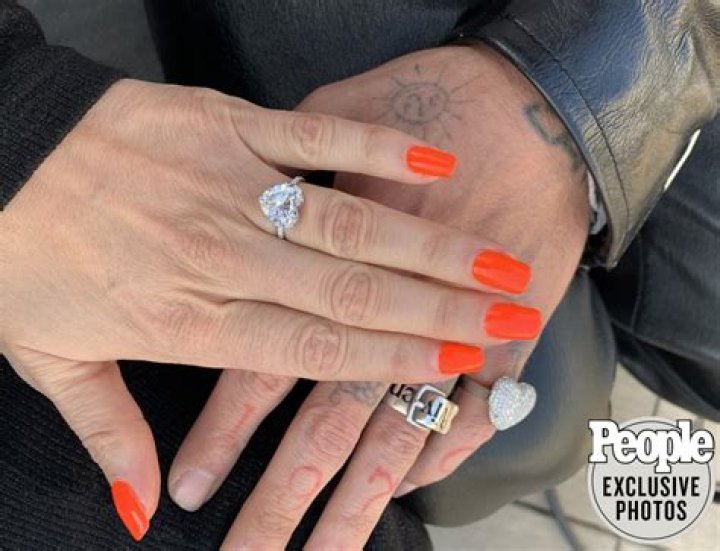 Avril Lavigne Shows Off 14 Carat Engagement Ring King Jewelers