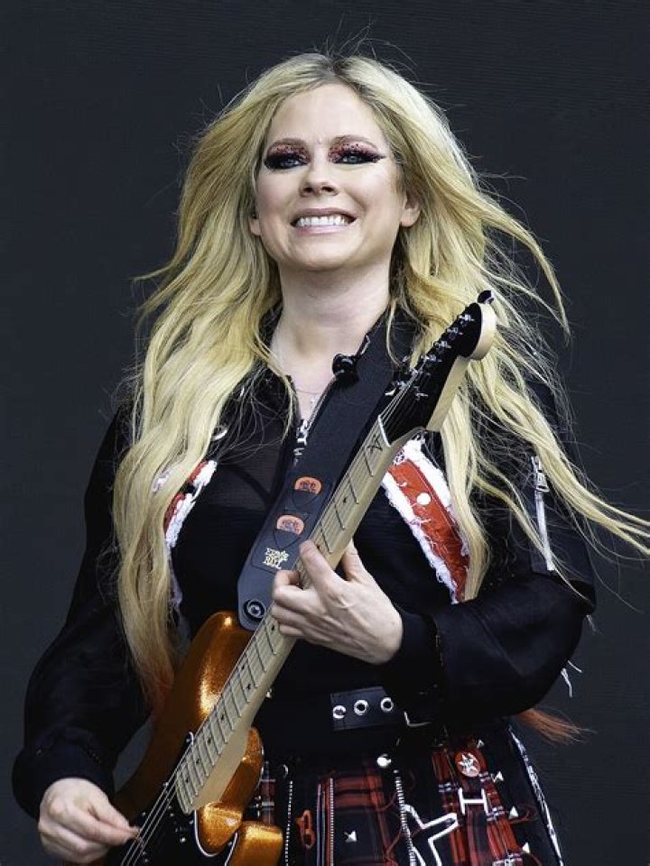 Avril Lavigne's husbands Who are Chad Kroeger and Deryck Whibley? Opoyi