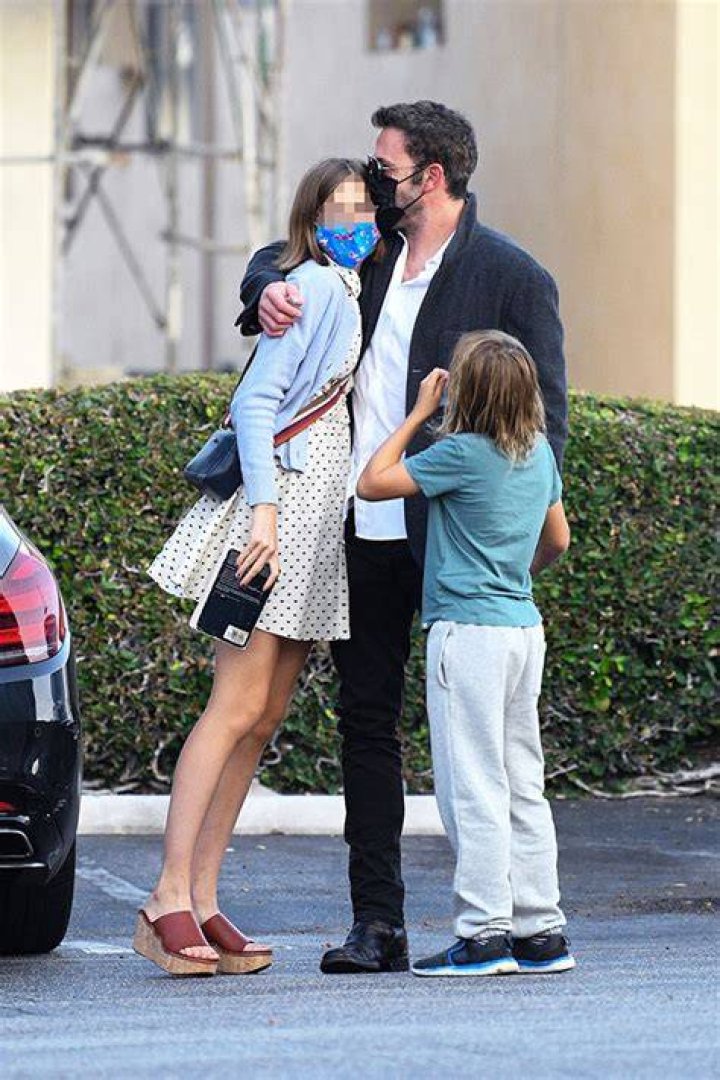 Ben Affleck Gives Daughter Violet Driving Lessons &mdash; Photos Hollywood Life