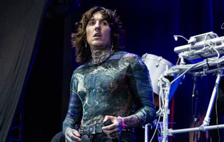 Biografi Oliver Sykes Tulisan
