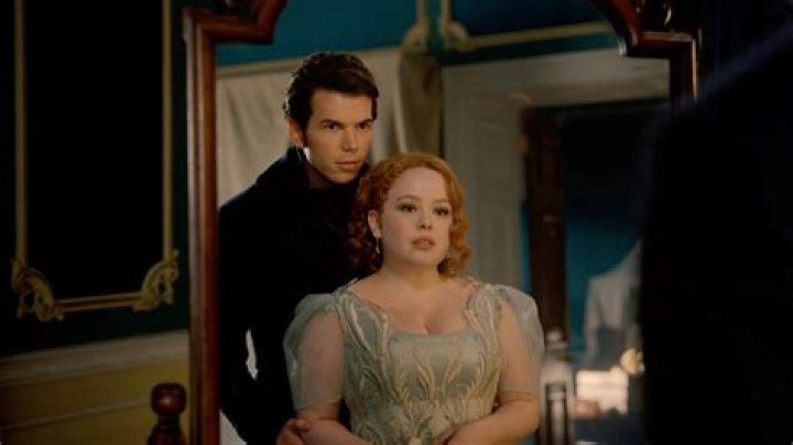 Bridgerton's Penelope & Colin Infamous Mirror Scene Explained What to