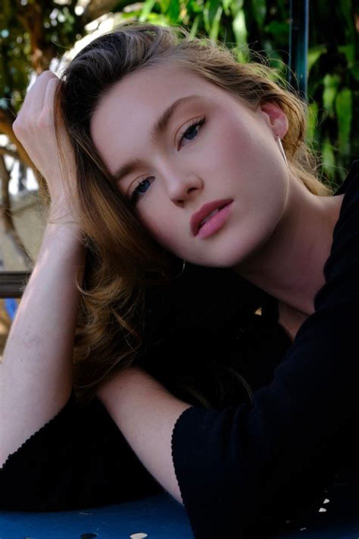 Chloe Rose Robertson height and dress