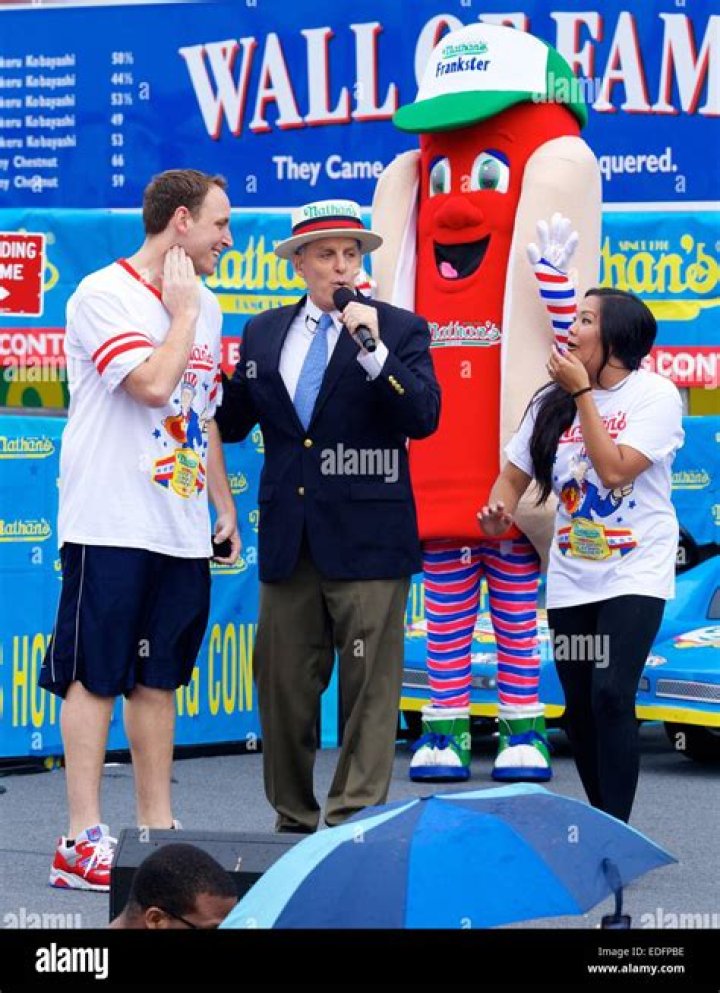 Competitive eaterJoey Chestnut proposes to his girlfriend Neslie Ricasa