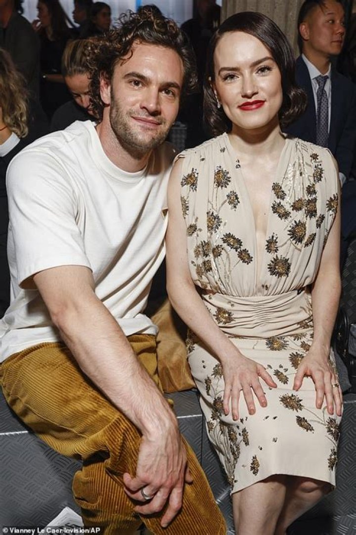daisy ridley and boyfriend tom bateman enjoys a romantic stroll around