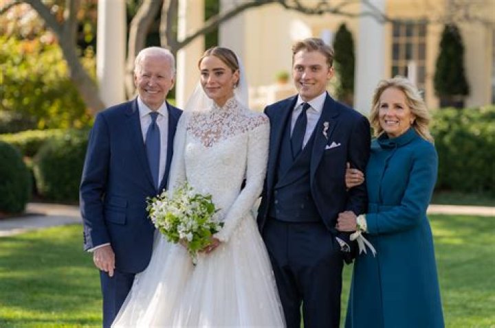 Dennis Quaid just got married to Laura Savoie in a hush ceremony