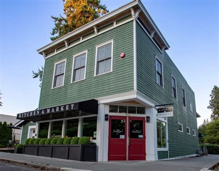 Desirable Sir Thomas Shaker Heights: A Pristine Neighborhood Awaits