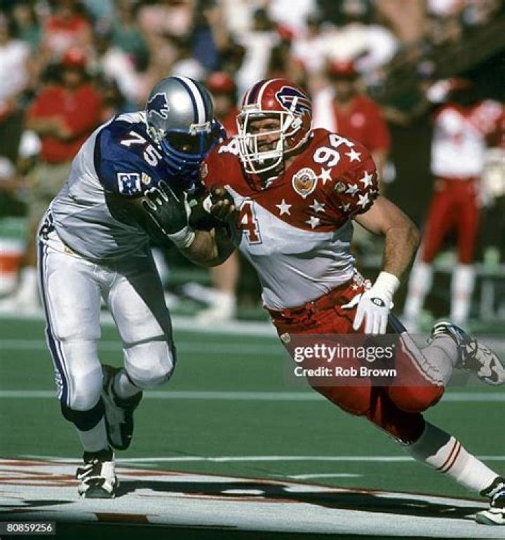 Detroit Lions tackle Lomas Brown between offensive series during the
