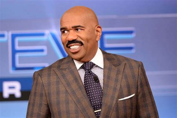 Download Steve Harvey Smiling And Looking Left Wallpaper