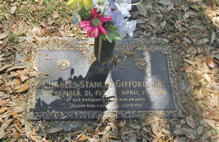 frank gifford grave Grave memorials, Famous tombstones, Famous graves