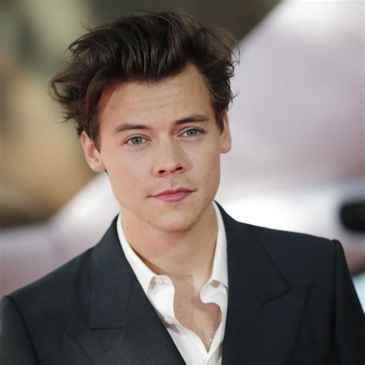 Harry Styles si rasa a zero le foto del nuovo buzz cut Amica