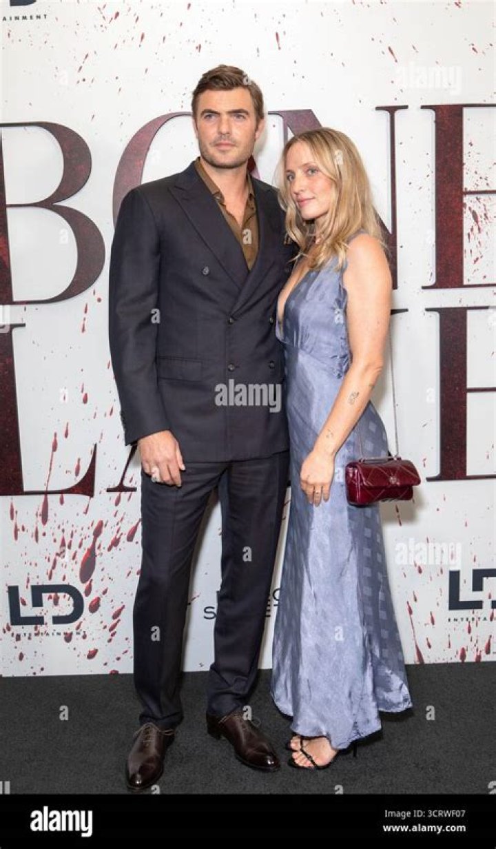 Is Alex Roe Married? His Potential Wife, Girlfriend, & Dating History