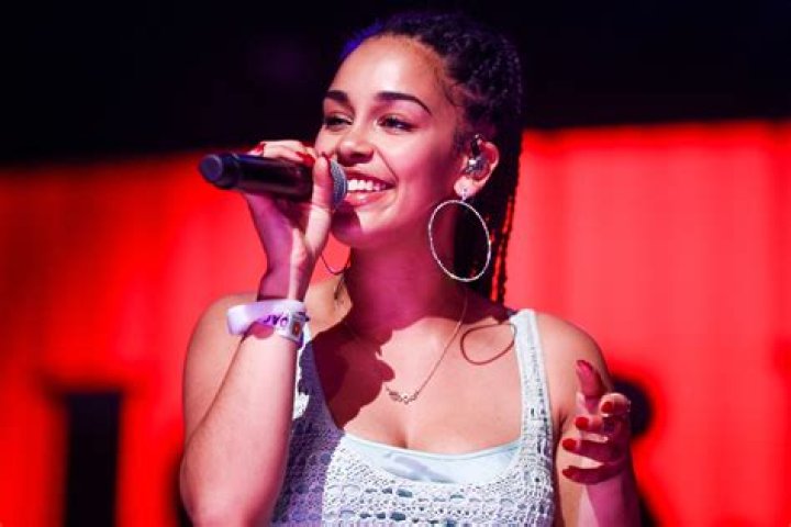 Jorja Smith posts pic of boyfriend on Instagram and Twitter men mourn