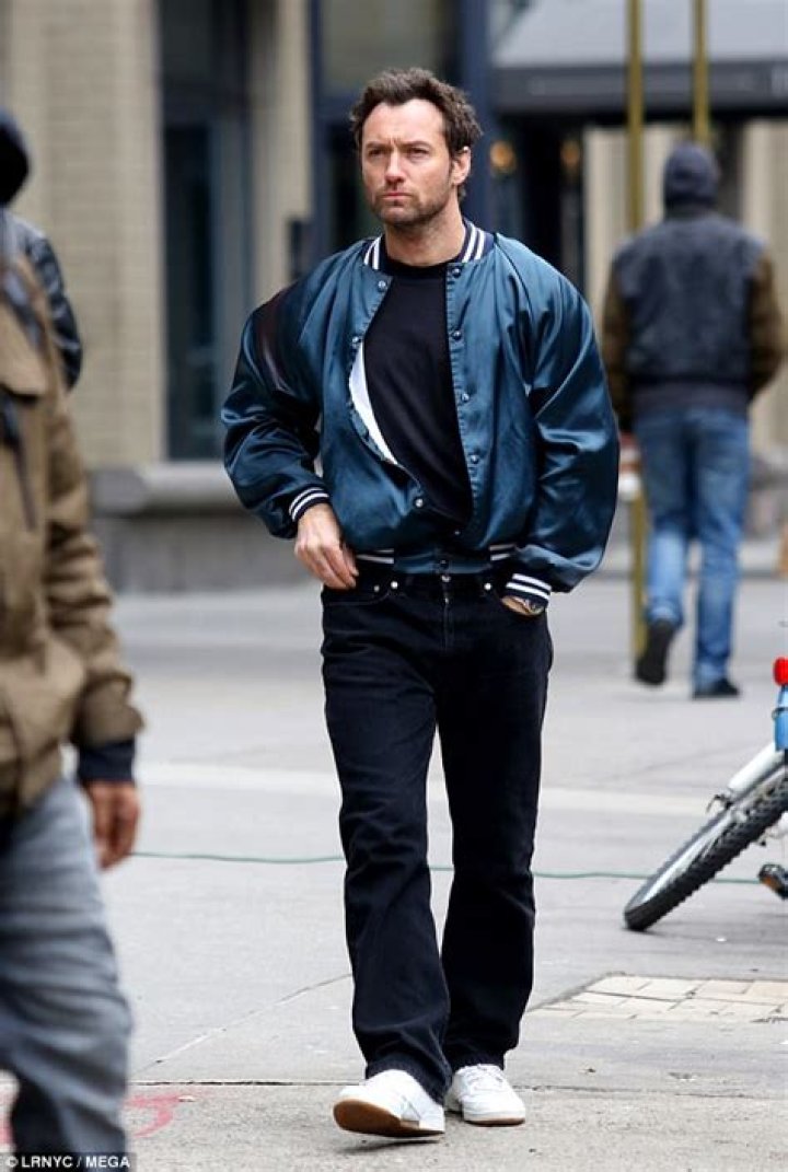 Jude Law has noticeably thicker mane on set in Manhattan Daily Mail