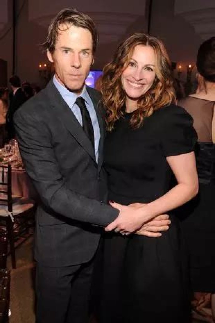 Julia Roberts cancelled wedding to Kiefer Sutherland and ran off with