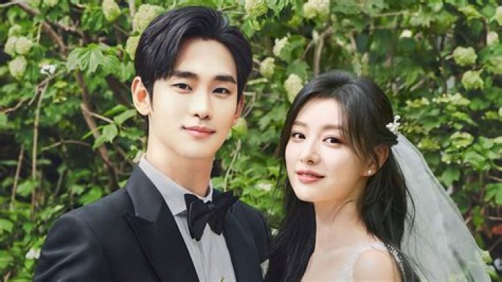 Kim Soo Hyun Flaunts Adorable Friendship with &lsquo;Dream High&rsquo; CoStar IU