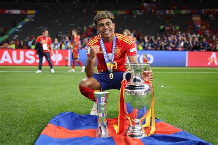 Lamine Yamal l&agrave; ai? Sao trẻ t&agrave;i năng nhất của Barcelona sau Lionel