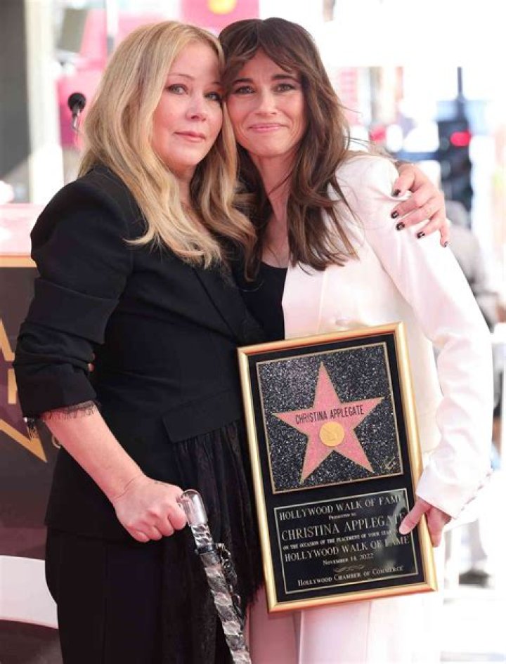 Linda Cardellini Talks Christina Applegate's MS Diagnosis and Their Show 'Dead to Me' 's