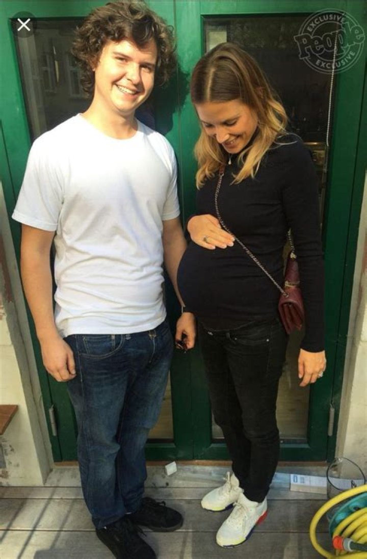 Lukas Graham (and his wife) r/13or30