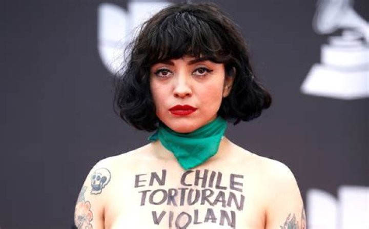 Mon Laferte se manifiesta en los Grammy's mostrando sus senos ADN Informa