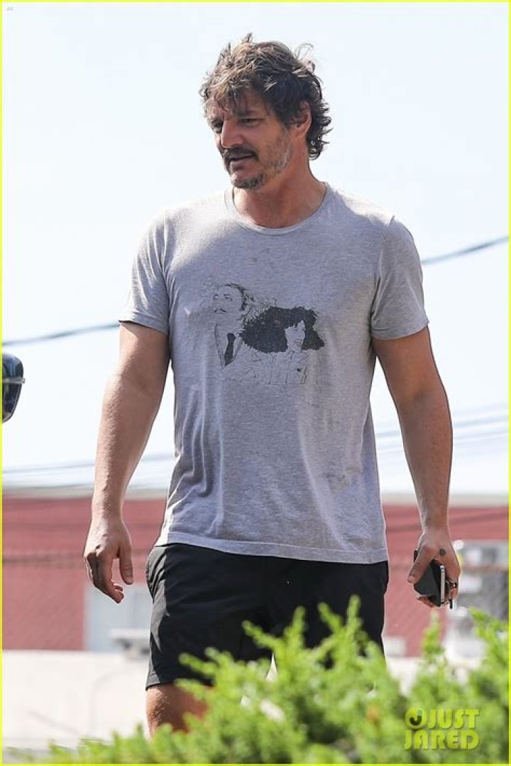 Pedro Pascal Heads to the Gym, Brings His Creatine Supplement! Photo 4976027 Photos Just
