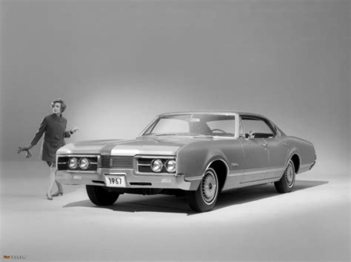 Photos of Oldsmobile Delmont 88 Holiday Sedan (5239) 1967 (1600x1200)