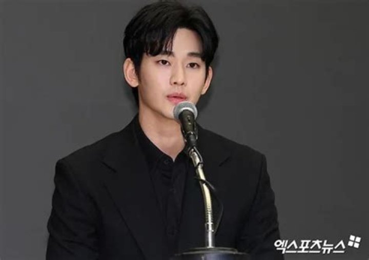 Picture of Kim Soo Hyun and His Mother Surfaces Soompi