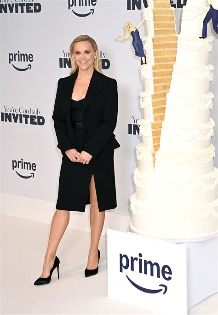 Reese Witherspoon keeps up yoga sessions despite nastylooking bruises on her left leg Daily