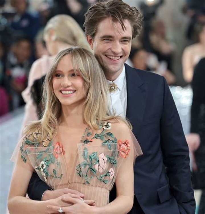 Robert Pattinson et Suki Waterhouse parents pour la premi&egrave;re fois, des