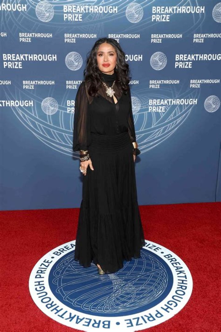 Salma Hayek lleva un vestido de Gucci a los Golden Globes Vogue