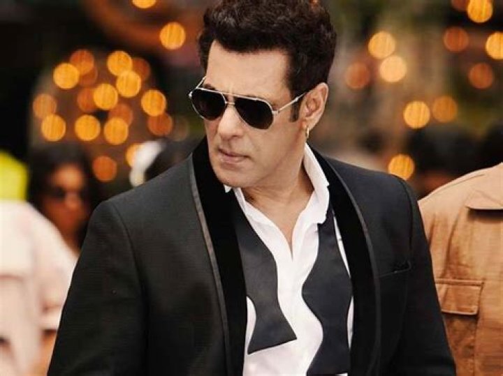 Salman Khan turns background dancer at Ambani's bash [Video]