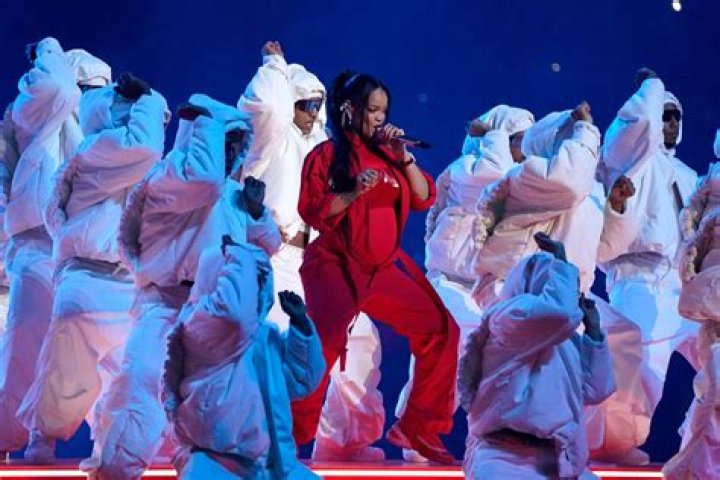 Shakira se copi&oacute; de Rihanna? 103.3 FM