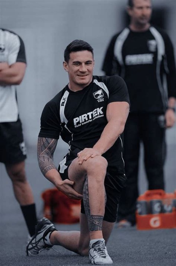 Sonny Bill Williams flaunts his bulging biceps by the beach Sonny