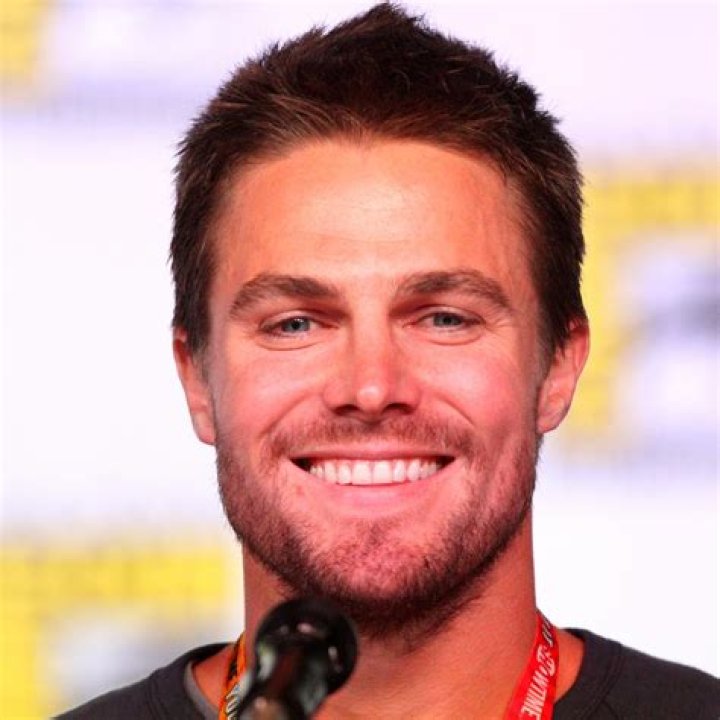 Stephen Amell Bio, Net Worth, Married, Wife, Children, Brother, Family, Parents, Nationality