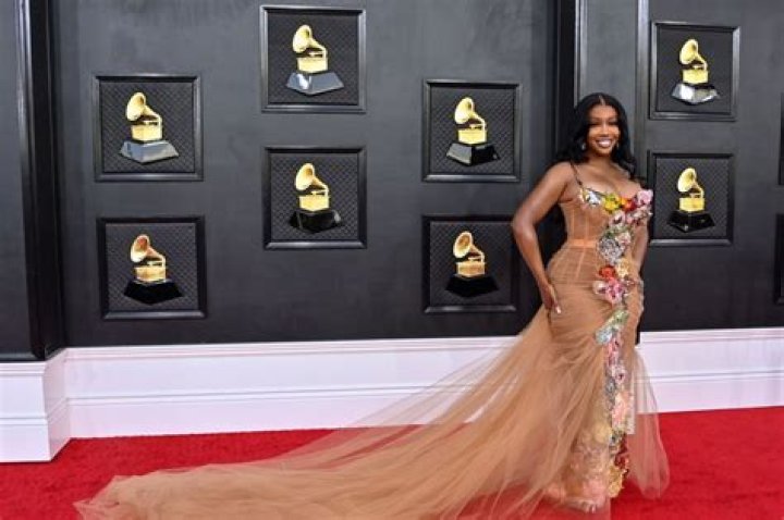 SZA honored with Billboard Woman of the Year Award 'I want to be more