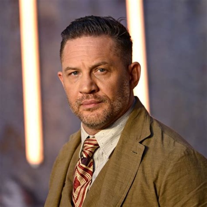 Tom Hardy & his son Louis, so sweet. I wish I could see his face so I