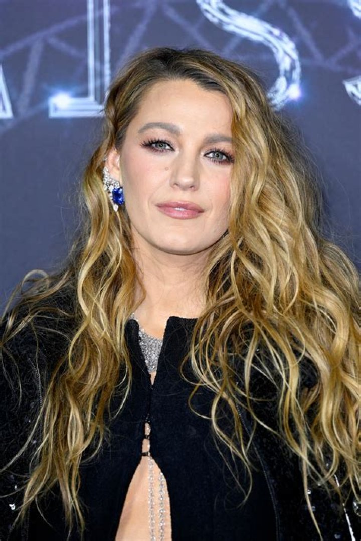 Update 150+ blake lively wavy hair best dedaotaonec