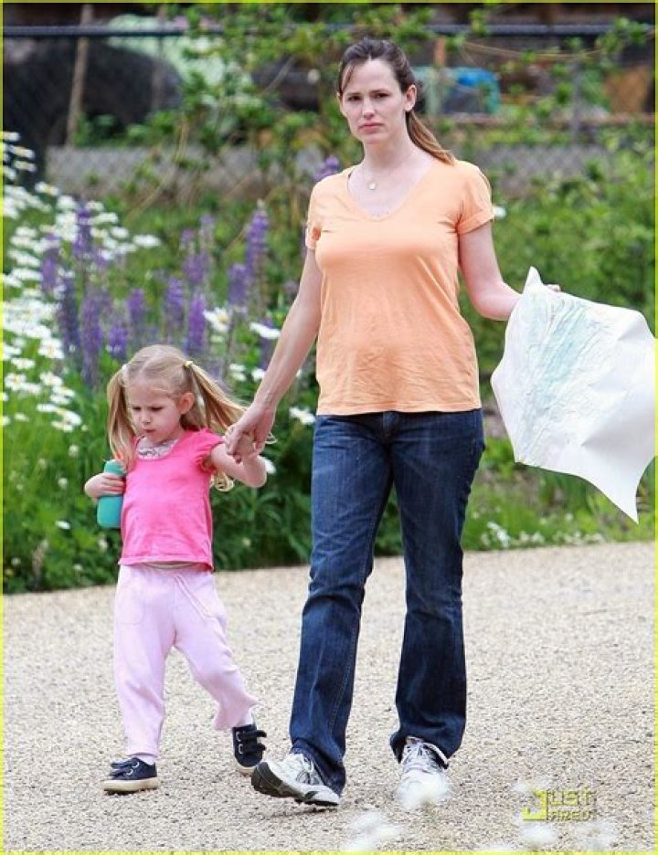 Violet Affleck is Painting Pretty Photo 1970601 Ben Affleck