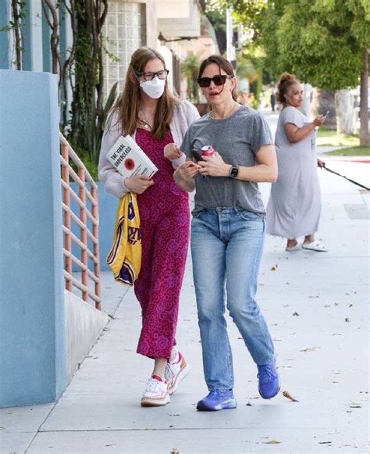 Violet Affleck Was Seen In White Dress for the 4th July Party!