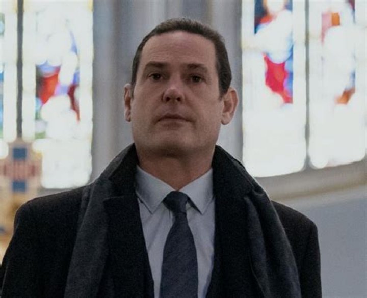 Who plays Frederick in The Fall of the House of Usher? Henry Thomas