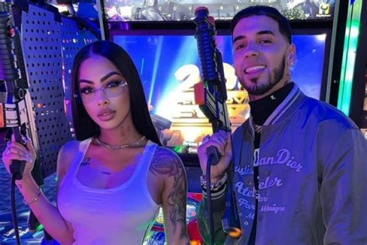 Yailin, Anuel's wife, lifts her blouse and almost lets all her attributes escape American Post